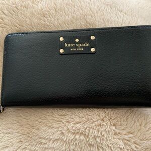 This is a brand new beautiful wallet. Never been used.